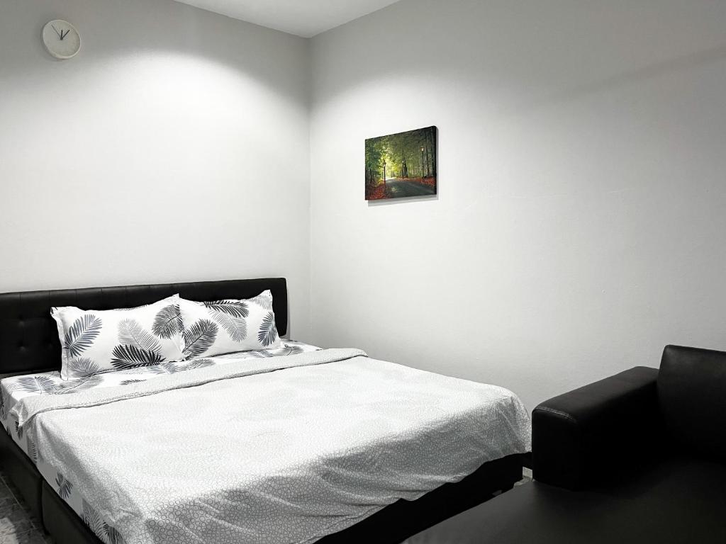 1 dormitorio con 1 cama y una foto en la pared en H&Q Bangtao Kitchen Studio, en Bang Tao Beach