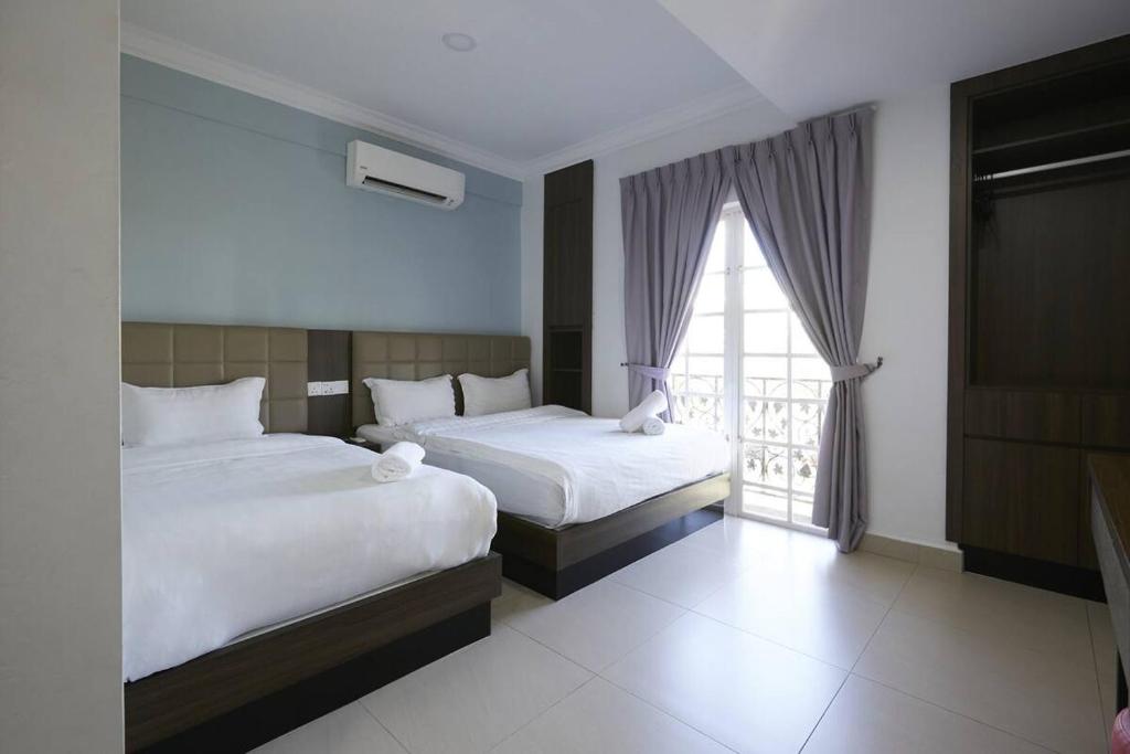 Postel nebo postele na pokoji v ubytování Beryll Inn Cyberjaya Hotel