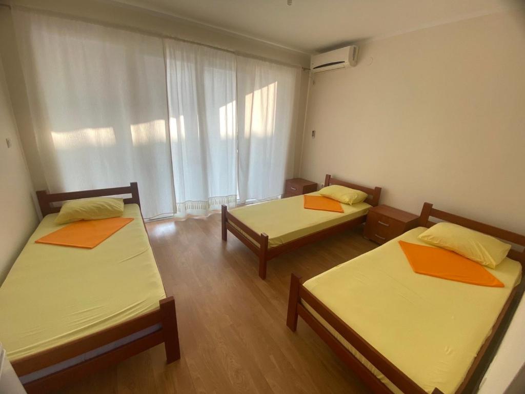 Voodi või voodid majutusasutuse Apartmani590 toas