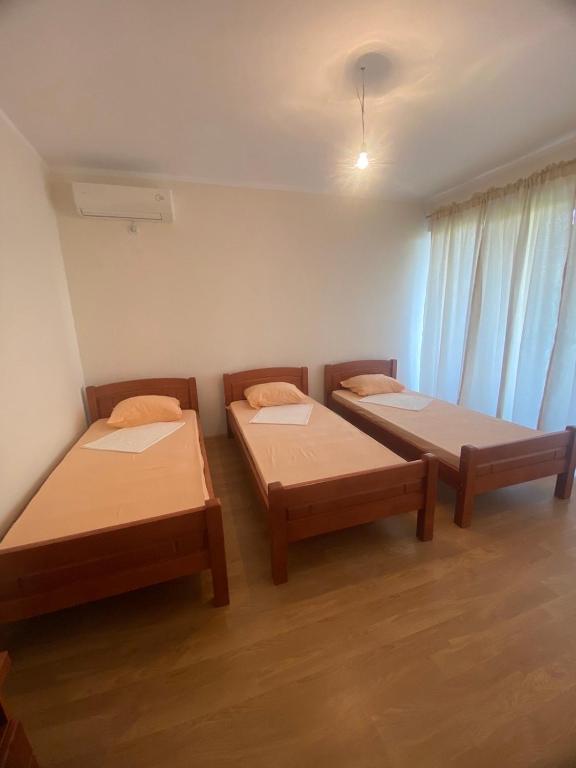 Voodi või voodid majutusasutuse Apartmani590 toas