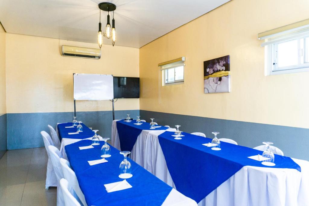 TV a/nebo společenská místnost v ubytování Microtel by Wyndham Cabanatuan