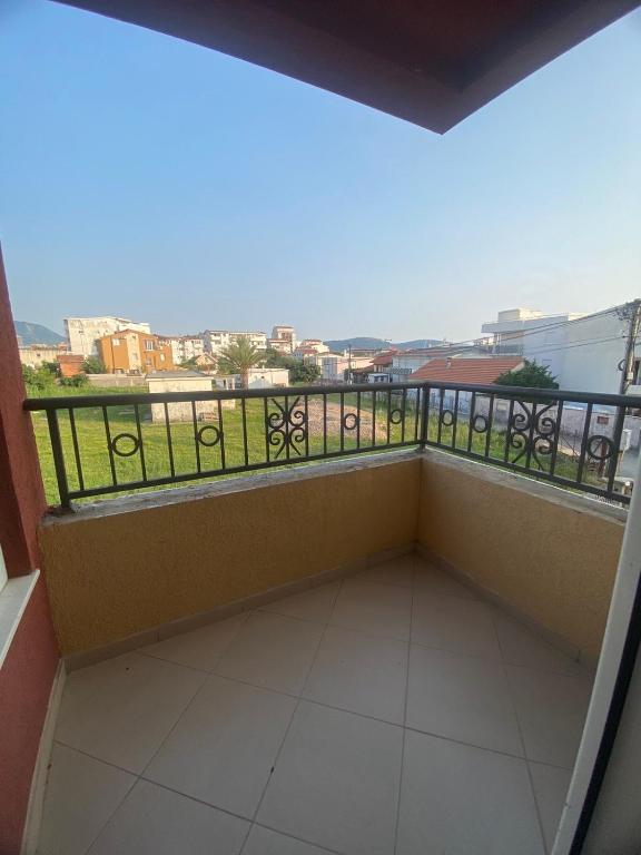 Rõdu või terrass majutusasutuses Apartmani590