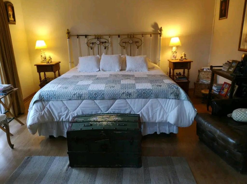 a bedroom with a large bed and a couch at Habitación matrimonial deluxe Casa Tierra Elquina in Vicuña