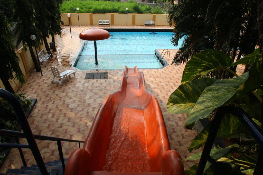 Bazén v ubytování Hotel Ravikiran Alibaug nebo v jeho okolí