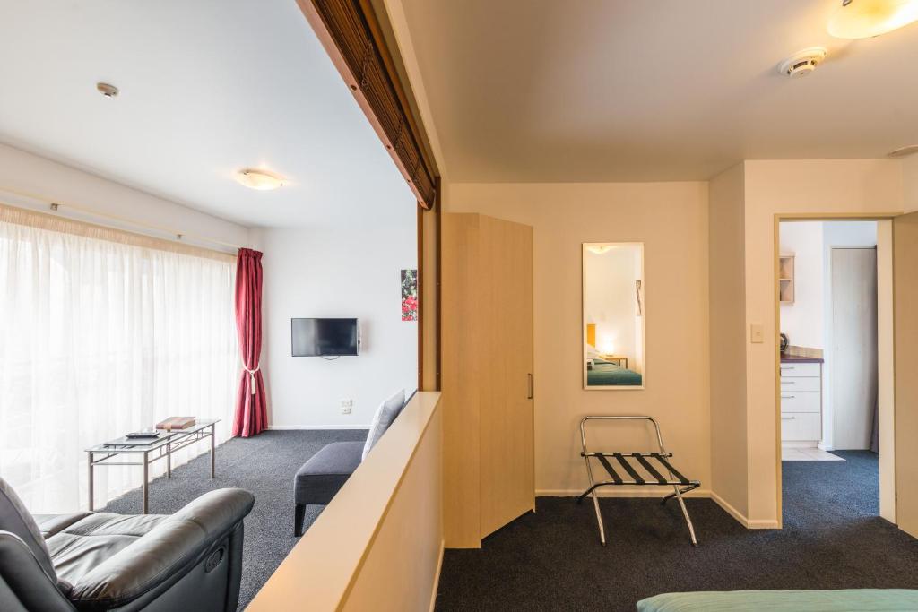 TV a/nebo společenská místnost v ubytování Roma On Riccarton Motel