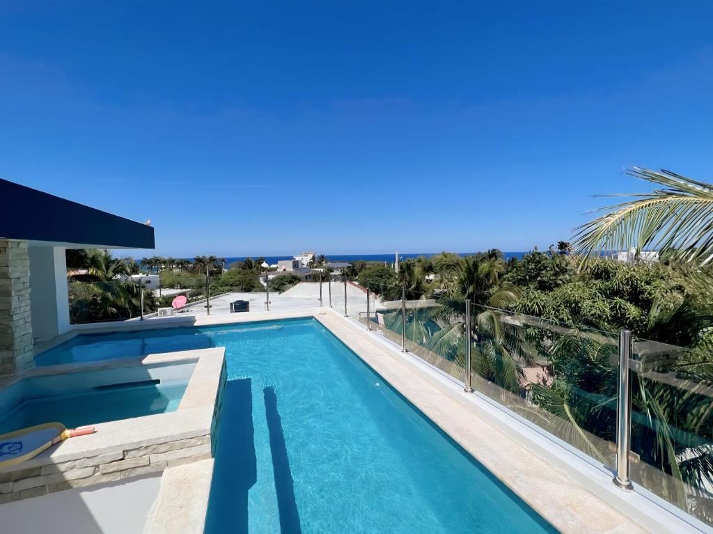 a swimming pool with a view of the ocean from a house at Apartamento Carey in Cabrera