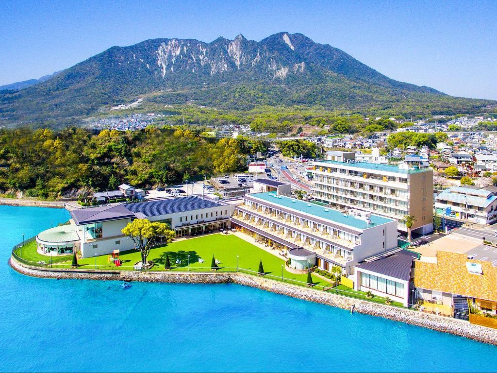 uma vista aérea de uma cidade com água azul e montanhas em Hotel Seaside Shimabara em Shimabara