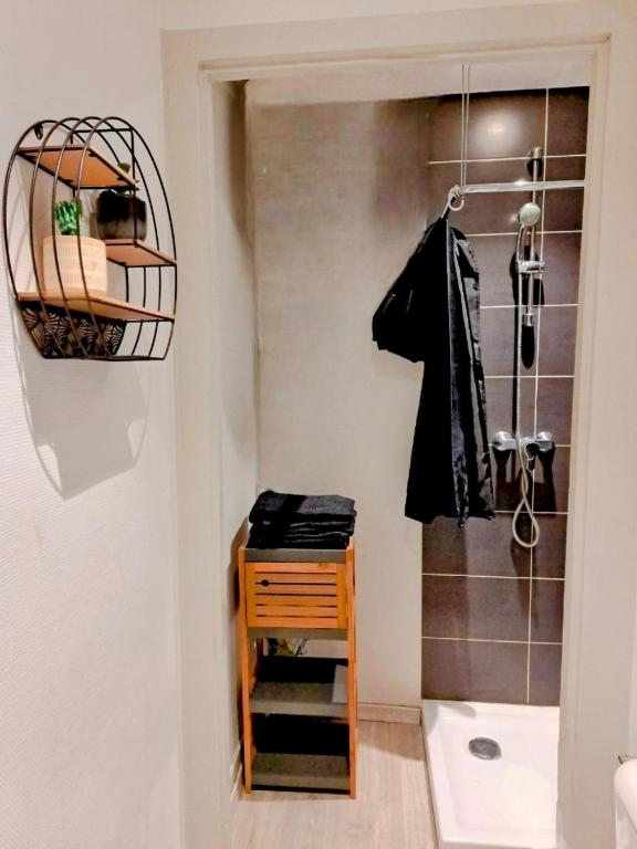 a bathroom with a shower with a wooden table and a mirror at La Maison du Bonheur - Logement entier de 39 m2 in Bourg-en-Bresse