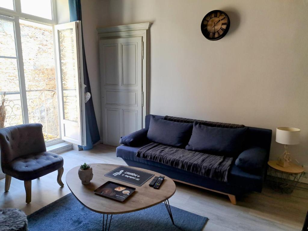 a living room with a couch and a table at La Maison du Bonheur - Logement entier de 39 m2 in Bourg-en-Bresse