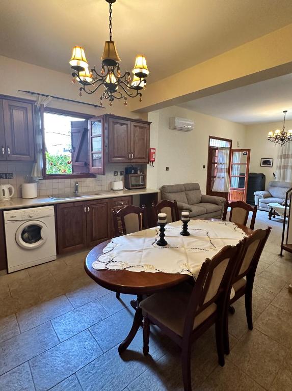Kuchyň nebo kuchyňský kout v ubytování Villa Saint George Stone Costa Demetriou
