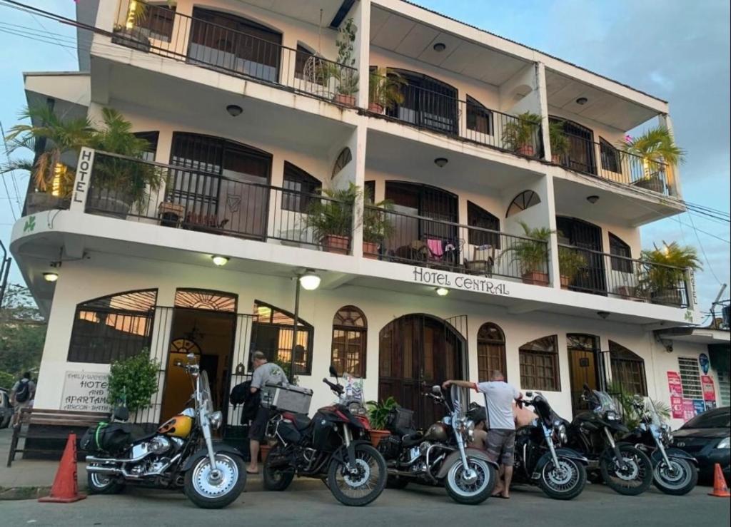 um grupo de motociclos estacionados em frente a um edifício em Hotel central em San Juan del Sur