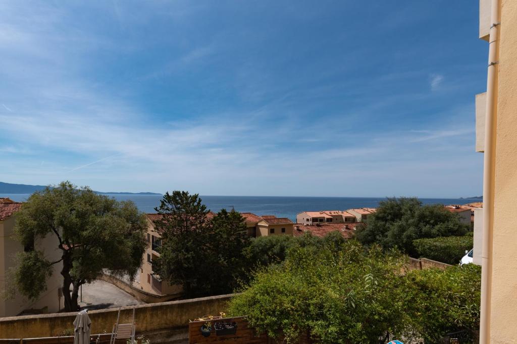 une vue sur l'océan depuis un immeuble dans l'établissement Les crêtes , magnifique T2 4 pers Route des Sanguinaires, à Ajaccio
