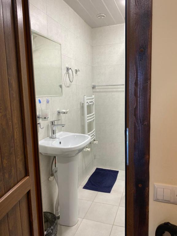 ein Bad mit einem Waschbecken und einem Spiegel in der Unterkunft NOY Guest House B&B in Wanadsor