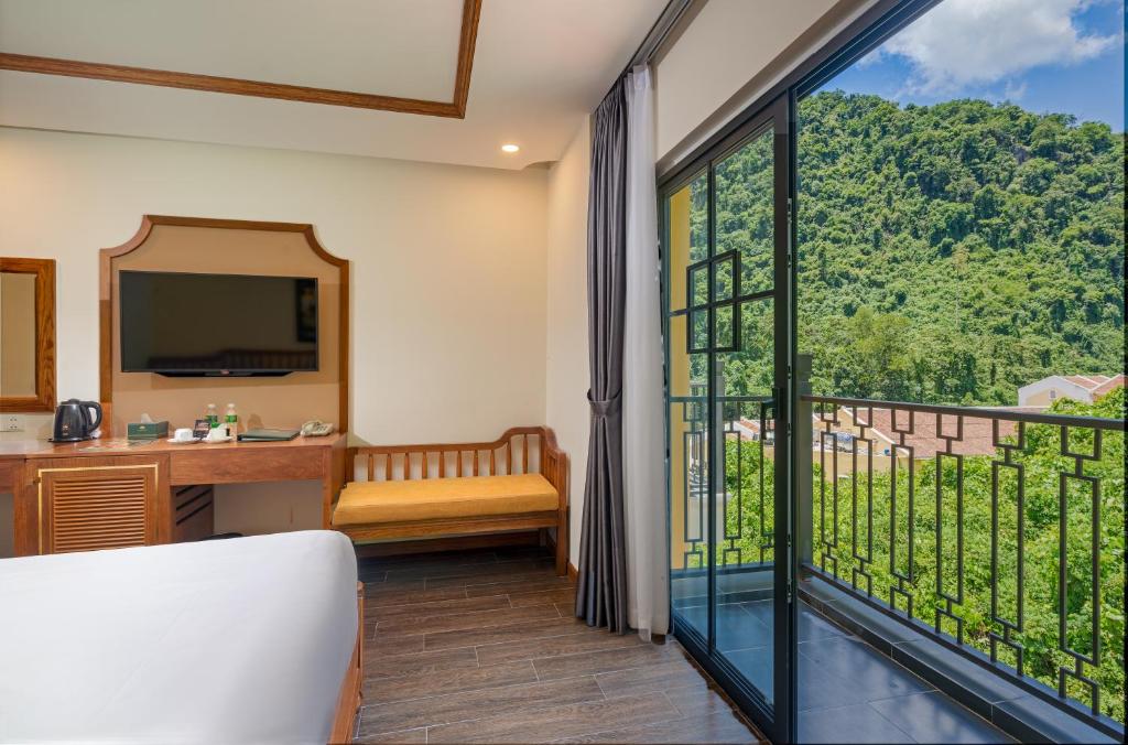 Phòng Deluxe Giường Đôi Có Ban Công