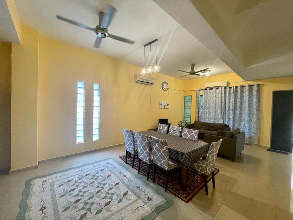 Postel nebo postele na pokoji v ubytování Homestay Raudhah, Taman Gombak Ria