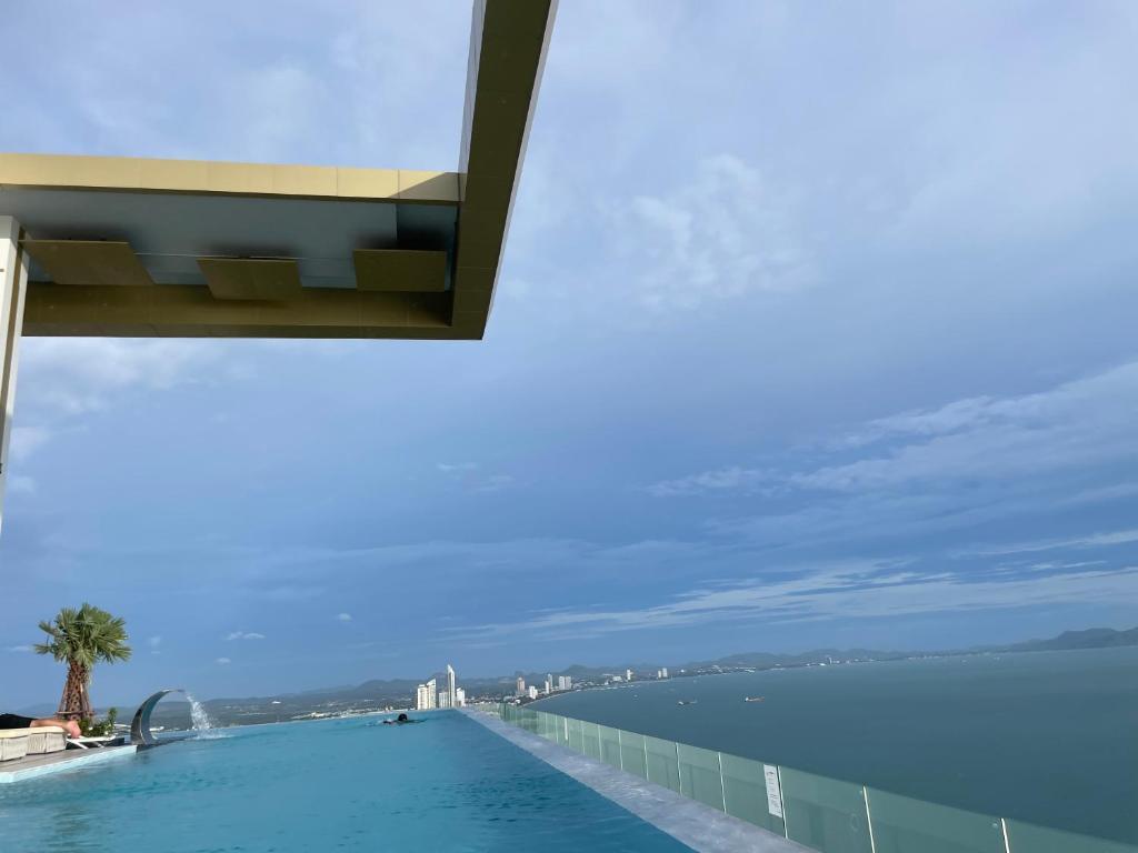 Bazén v ubytování Copacabana jomtien beach high floor nebo v jeho okolí