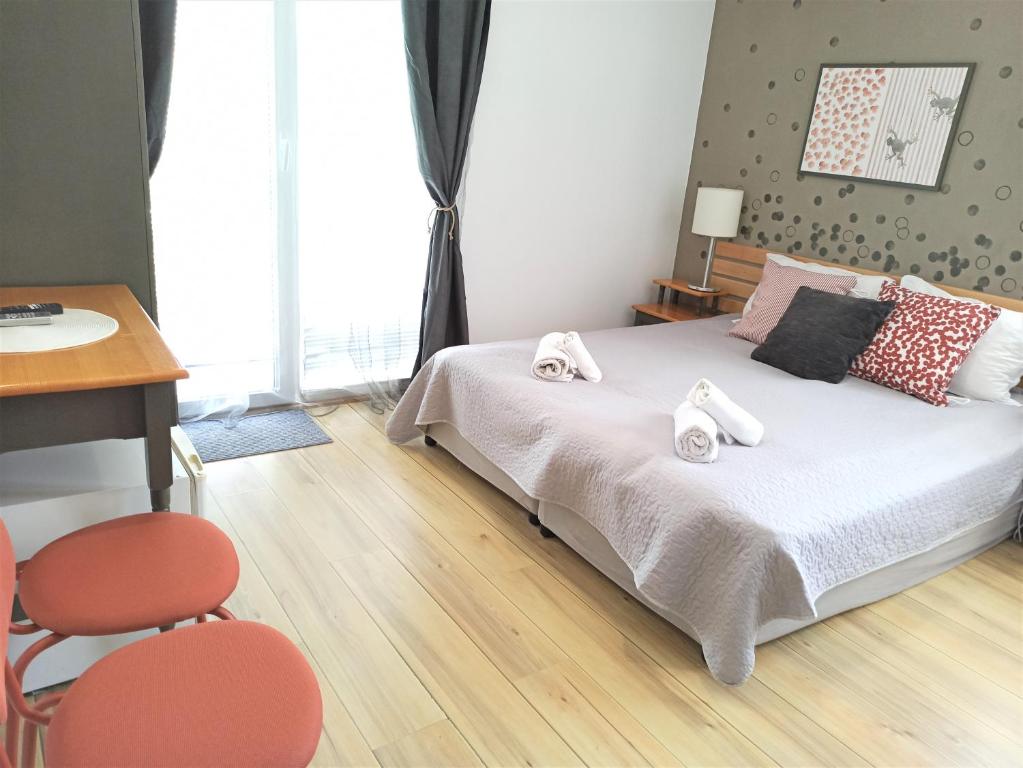 A bed or beds in a room at Guest House Sunflowers