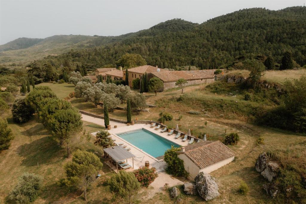 une vue aérienne d'une maison avec piscine dans l'établissement Luxury villa on 650 acres with pool, à Palaja