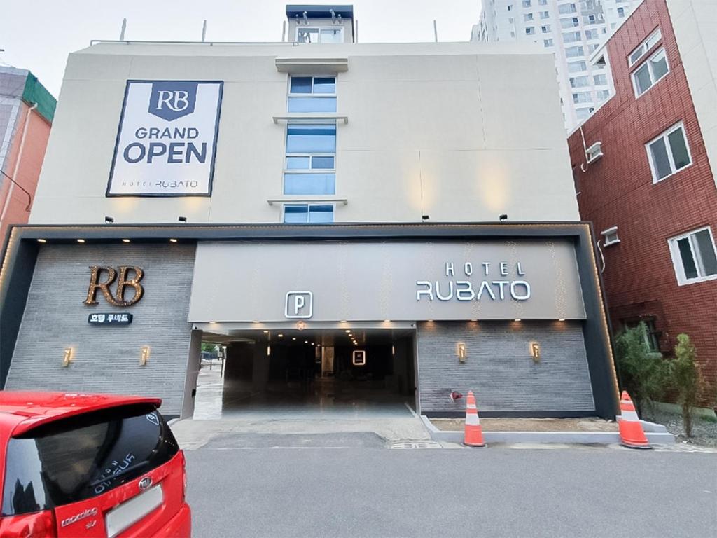 a hotel with a car parked in front of it at Hotel Rubato Ulsan Jung-gu Haksung in Ulsan