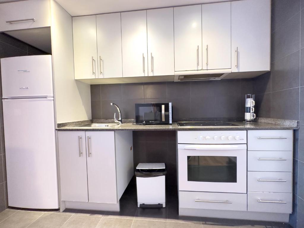 Kuchyň nebo kuchyňský kout v ubytování Apartamentos La Solana 3000
