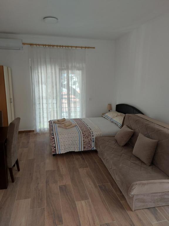 Postel nebo postele na pokoji v ubytování Crni Bor Sutomore