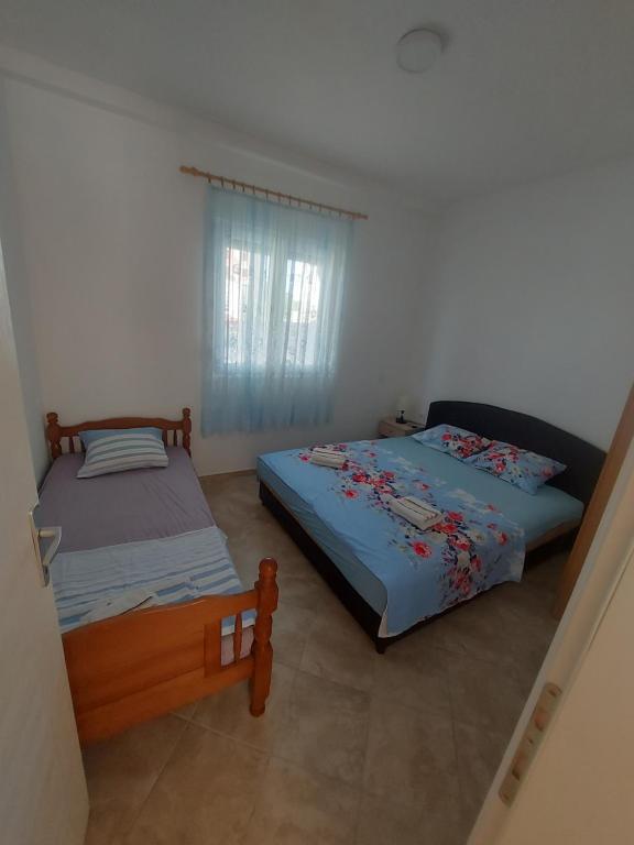 Postel nebo postele na pokoji v ubytování Crni Bor Sutomore
