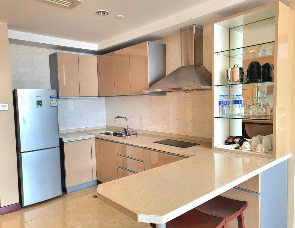 Kuchyň nebo kuchyňský kout v ubytování Tianjin Saixiang Hotel