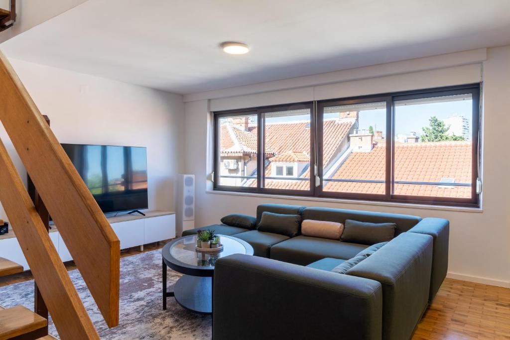 sala de estar con sofá y TV en Pepper Penthouse - Luxurious Duplex Apartment, 50m from the Bacvice sand beach en Split