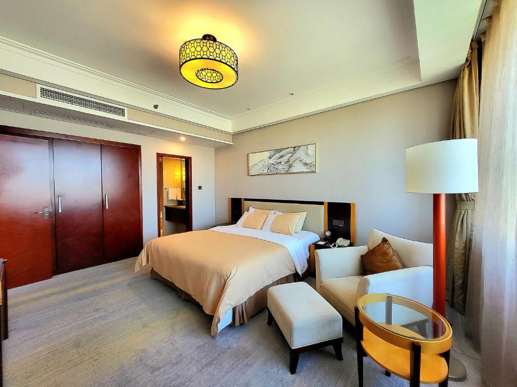 Postel nebo postele na pokoji v ubytování Tianjin Saixiang Hotel