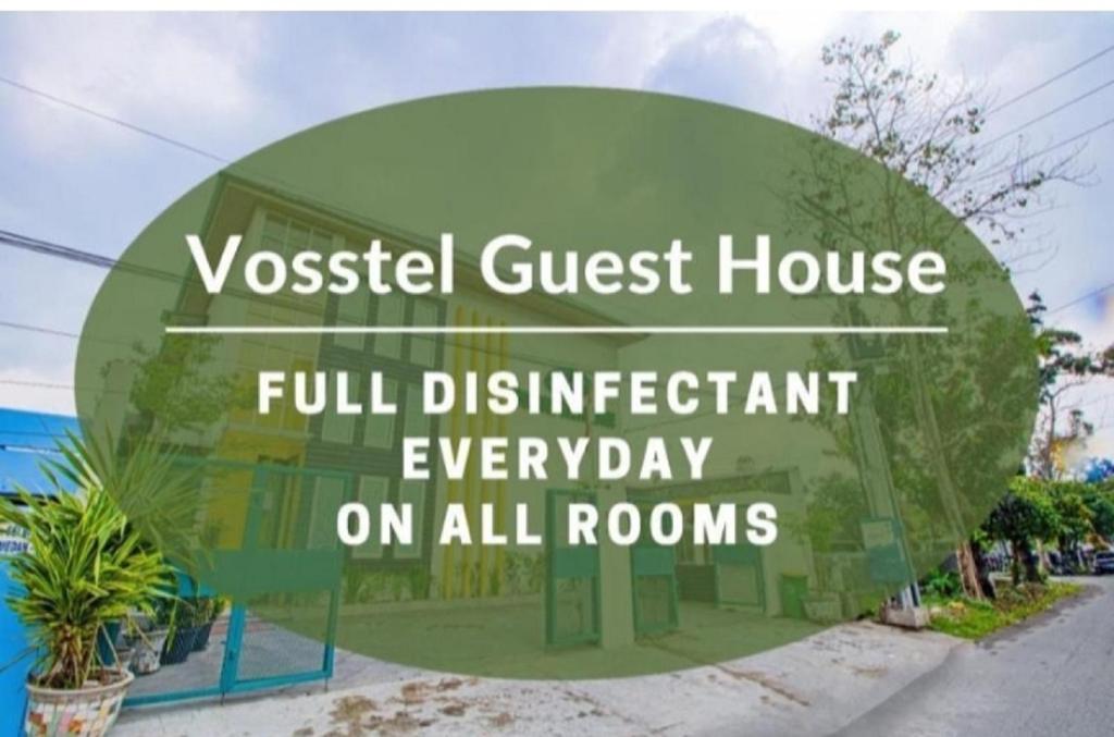 棉兰Vosstel Guest House的显示了在Western旅馆所有客房的完全不同保证
