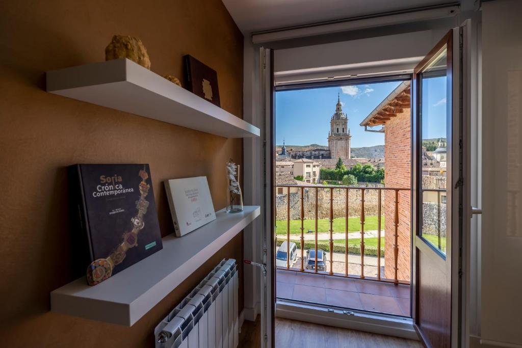 Cette chambre dispose d'un balcon offrant une vue sur une église. dans l'établissement El balcón del Poeta, à El Burgo de Osma