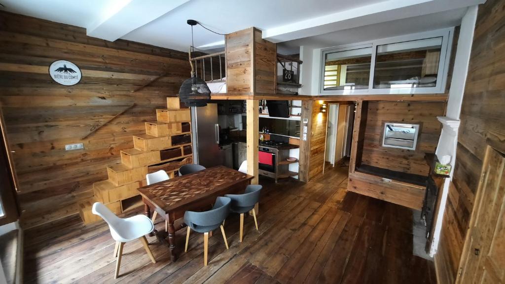 a dining room with wooden walls and a table and chairs at Idéalement situé cœur du village - calme & confort in Saint-Étienne-de-Tinée