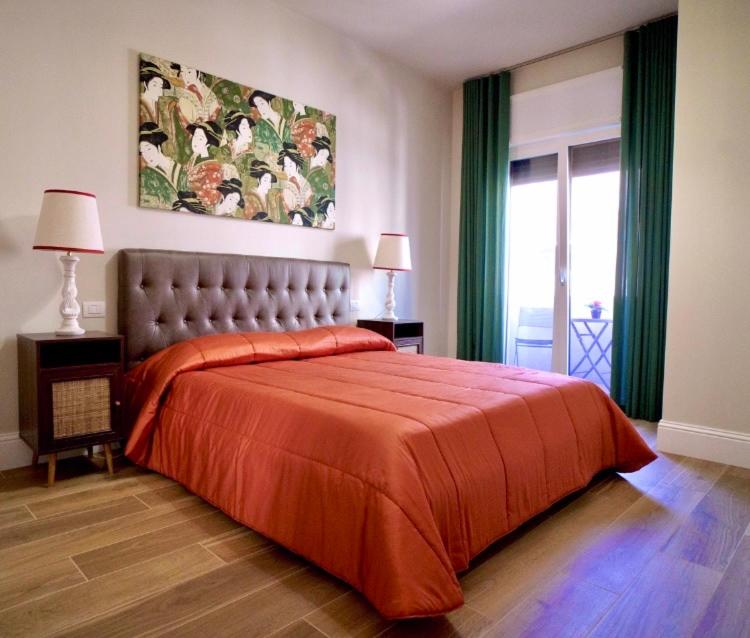 ein Schlafzimmer mit einem großen Bett mit einer roten Decke in der Unterkunft Les Suites di Adi Luxury Apt in Bari