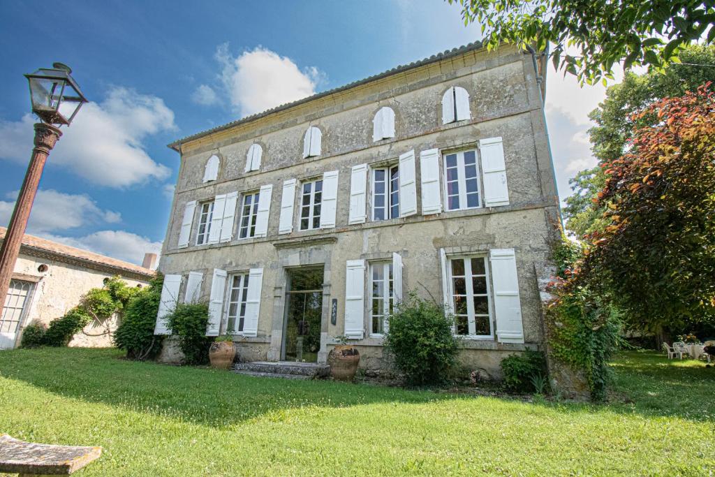 Κήπος έξω από το Maison de Maître avec Grand Parc arboré clos de murs