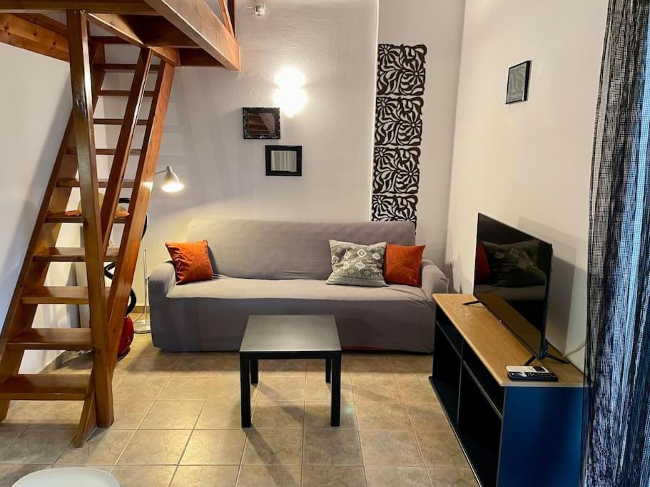 - un salon avec un canapé et un escalier dans l'établissement Studio in Nea Styra, à Nea Stira