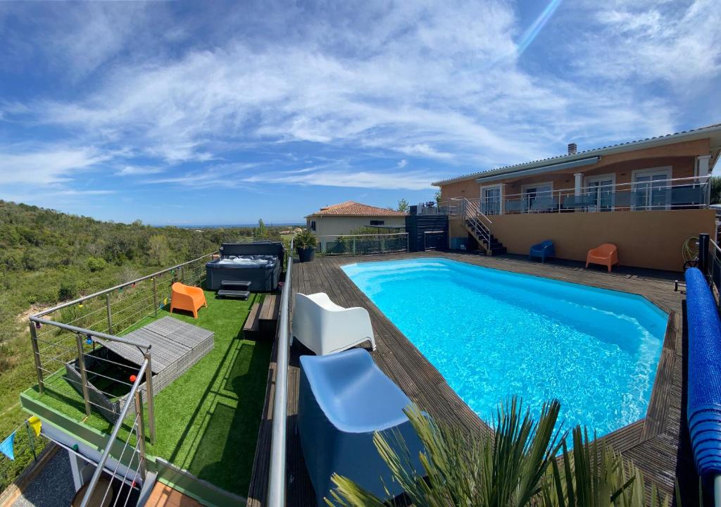 Blick auf den Pool vom Balkon eines Hauses in der Unterkunft Boost Your Immo Corse Solenzara Tozza Alta 819 in Le Pont du Travo