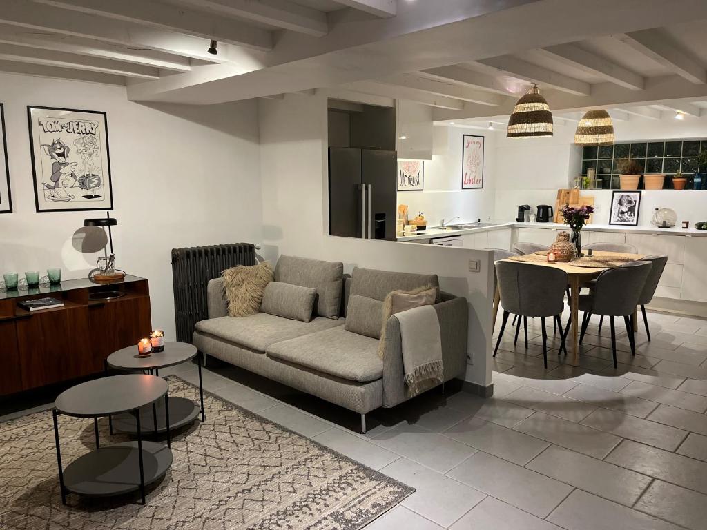 un salon avec un canapé et une table dans l'établissement Maison avec jardin au cœur de Vernon, à Vernon