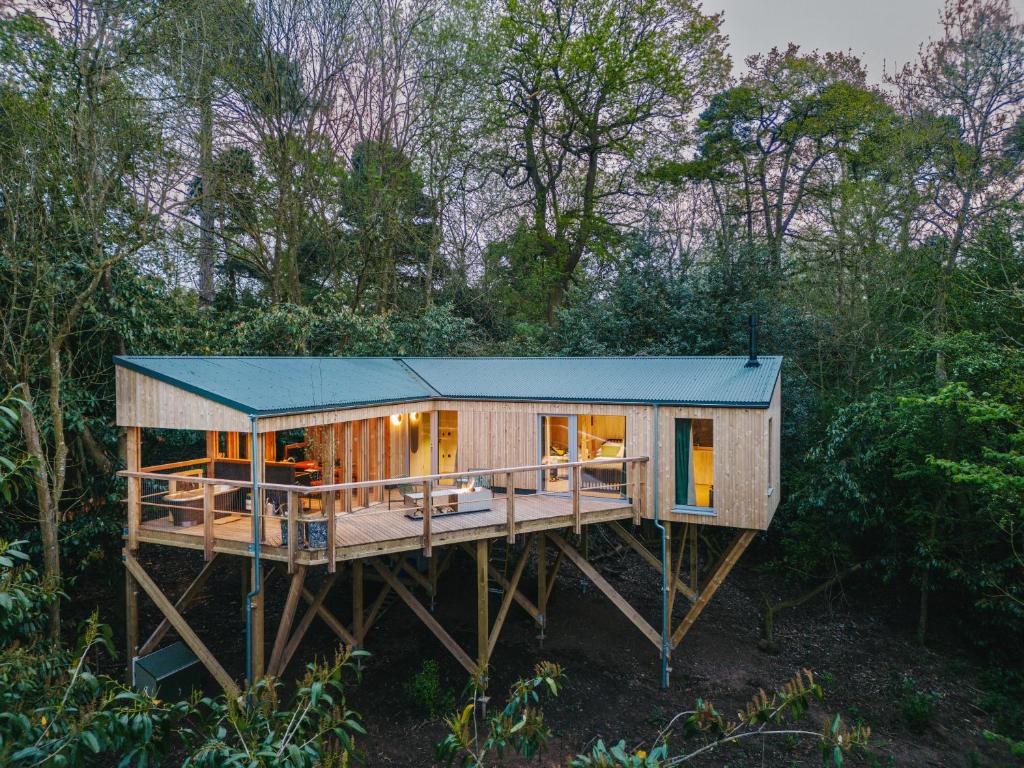 格洛斯特的住宿－RewildThings Treehouses，蓝色屋顶的树林小屋