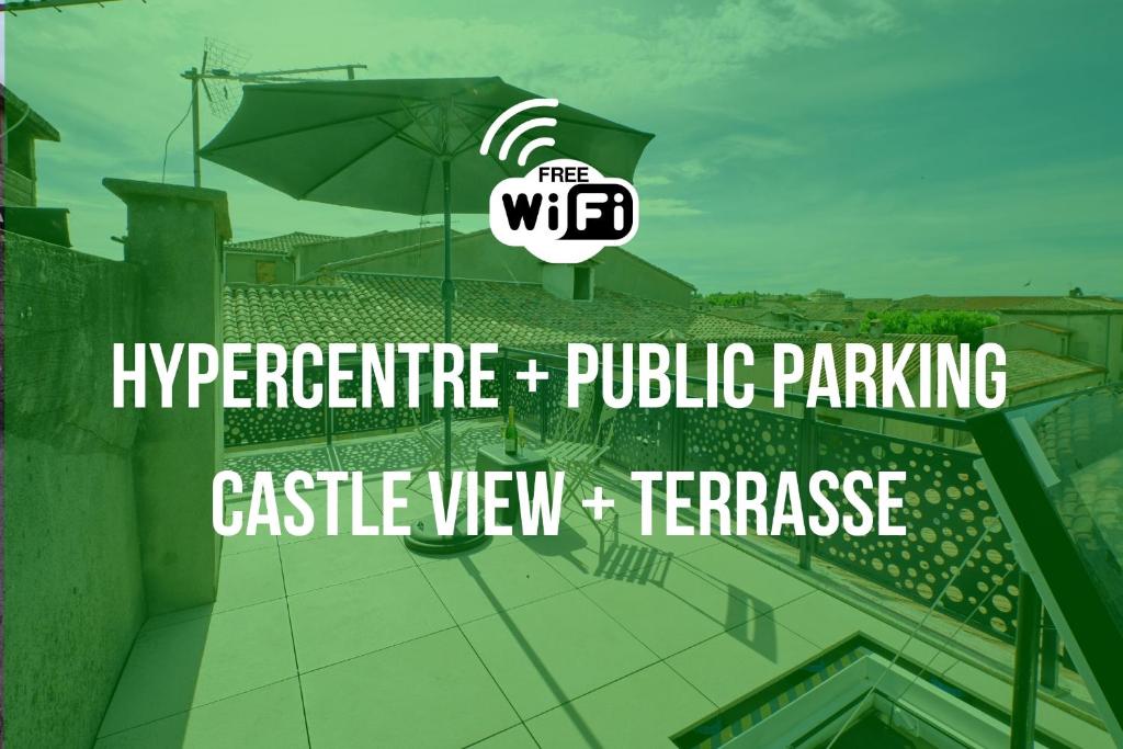 un bâtiment avec un parasol au sommet d'un balcon dans l'établissement Mon toit carcassonnais •Hypercentre •Terrasse •Vue, à Carcassonne