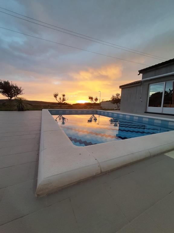 Bazén v ubytování House with pool nebo v jeho okolí