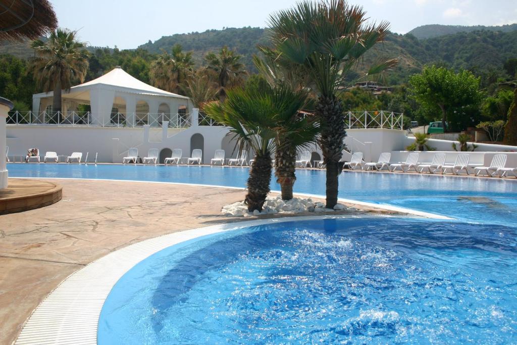 Bazén v ubytování Cala Petrosa Resort nebo v jeho okolí