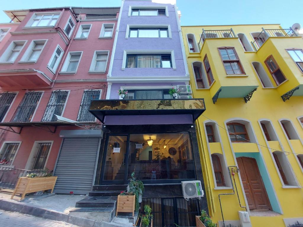 Une rangée de maisons colorées dans une rue dans l'établissement Peker Hotel, à Istanbul