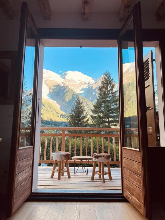 une porte menant à un patio avec une table et une vue dans l'établissement 