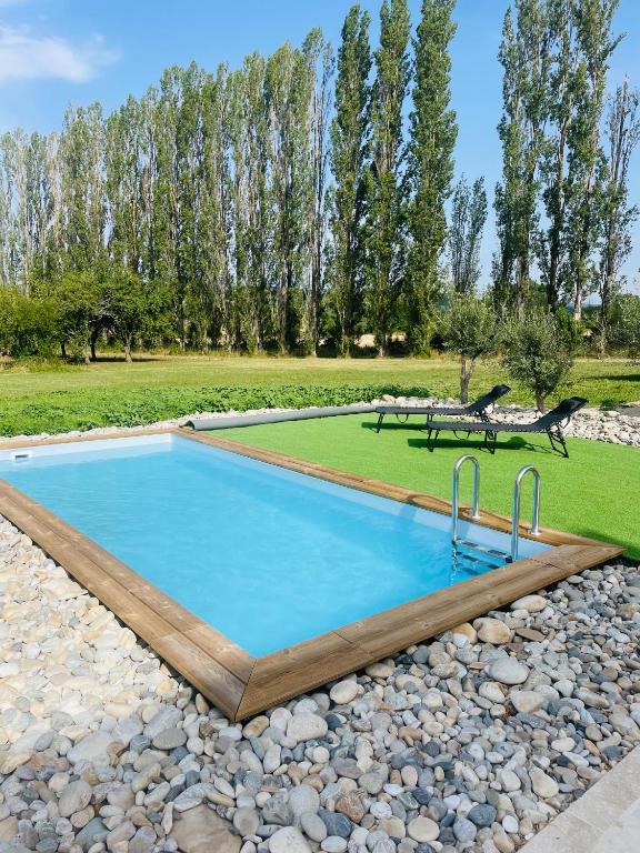 - une piscine avec un banc et une table de pique-nique dans l'établissement Logement B / Clos des Saunières, à Bligny-lès-Beaune