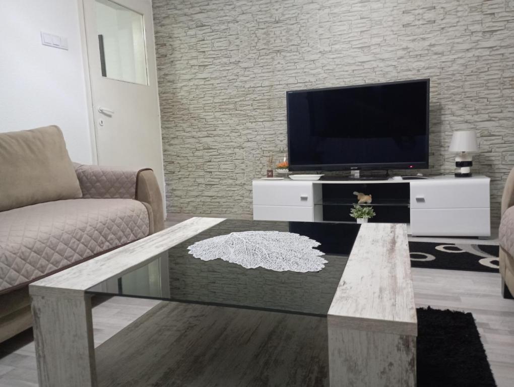 sala de estar con TV y mesa de centro en Apartman DINO en Sarajevo