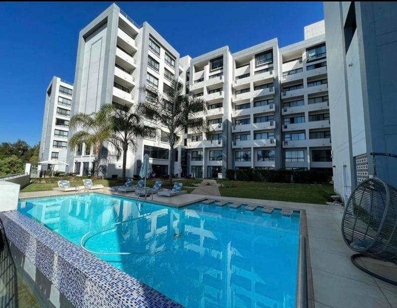 ein großes Apartmenthaus mit großem Pool in der Unterkunft Luxurious Resorts in Pretoria