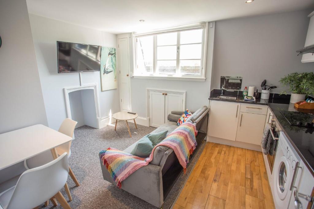 Cosy, Central Flat for up to 4 with Park View