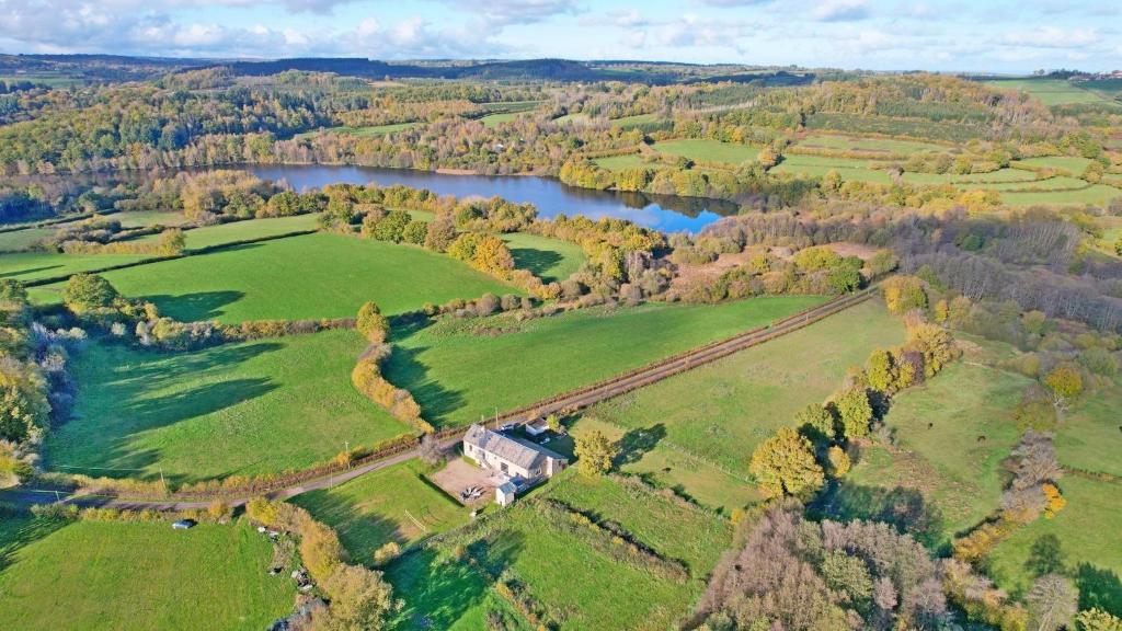 an aerial view of a house and a lake at A l&#39;Orée du Lac, 500m lac de Chamboux in Saint-Martin-de-la-Mer