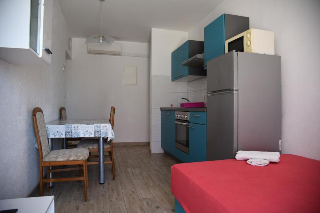 Kuchyň nebo kuchyňský kout v ubytování Apartments Pomalo