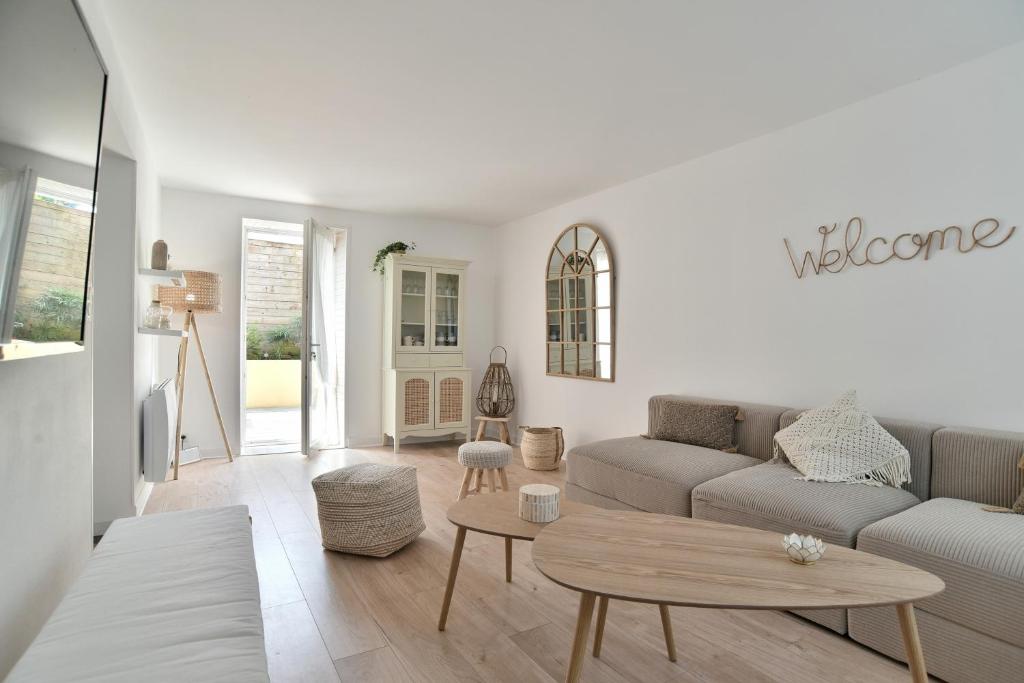 un salon avec un canapé et une table dans l'établissement La Paillotte - à 7min de la plage, à Beaussais sur Mer